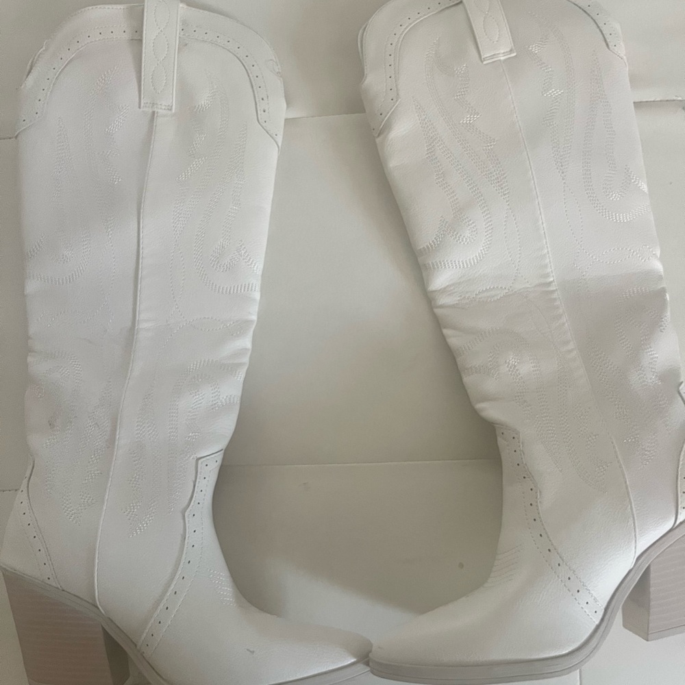 White Heeled Boots with Textured Finish